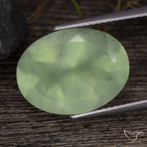 بريهنيت طبيعي بلون Pale Lime Green ، وزن ‎8.88‎ قيراط، شكل بيضاوى، مقاس ‎16x12.1‎ مم