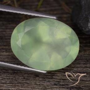 بريهنيت طبيعي بلون Pale Lime Green ، وزن ‎8.88‎ قيراط، شكل بيضاوى، مقاس ‎16x12.1‎ مم