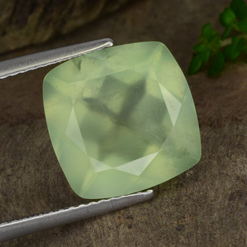 بريهنيت طبيعي بلون Pale Pear Green ، وزن ‎7.15‎ قيراط، شكل شفاف، مقاس ‎12x11.9‎ مم