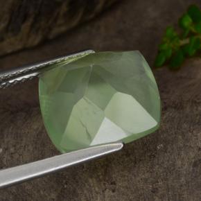 بريهنيت طبيعي بلون Pale Pear Green ، وزن ‎7.15‎ قيراط، شكل شفاف، مقاس ‎12x11.9‎ مم