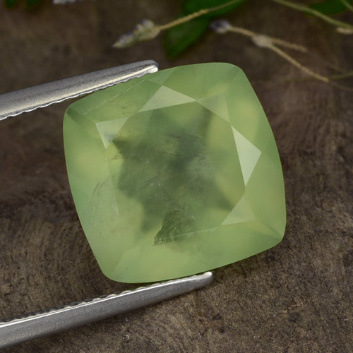 بريهنيت طبيعي بلون Yellow Green ، وزن ‎6.62‎ قيراط، شكل شفاف، مقاس ‎11.9x11.6‎ مم