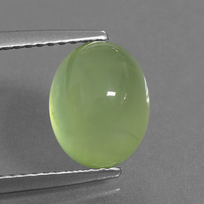 بريهنيت طبيعي بلون أخضر، وزن ‎4.27‎ قيراط، شكل بيضاوى، مقاس ‎9.6x7.6‎ مم