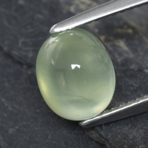 بريهنيت طبيعي بلون Light Yellow Green ، وزن ‎2.90‎ قيراط، شكل بيضاوى، مقاس ‎8.9x7.3‎ مم