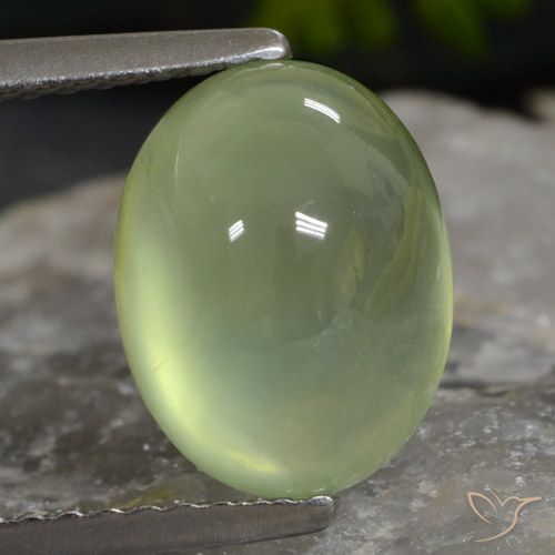 بريهنيت طبيعي بلون Medium Green ، وزن ‎3.26‎ قيراط، شكل بيضاوى، مقاس ‎9.9x7.6‎ مم