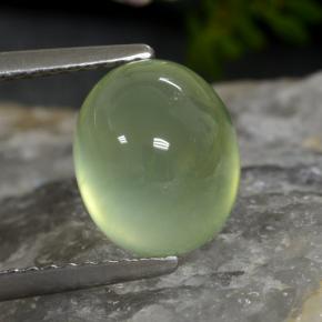 بريهنيت طبيعي بلون Lime Green ، وزن ‎3.45‎ قيراط، شكل بيضاوى، مقاس ‎9.3x7.7‎ مم