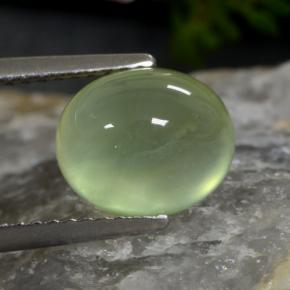 بريهنيت طبيعي بلون Lime Green ، وزن ‎3.45‎ قيراط، شكل بيضاوى، مقاس ‎9.3x7.7‎ مم