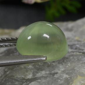 بريهنيت طبيعي بلون Lime Green ، وزن ‎3.45‎ قيراط، شكل بيضاوى، مقاس ‎9.3x7.7‎ مم