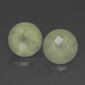 بريهنيت طبيعي بلون Pale Pear Green ، وزن ‎3.90‎ قيراط، شكل شفاف، مقاس ‎7.88‎ مم