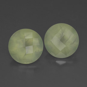 بريهنيت طبيعي بلون Pale Pear Green ، وزن ‎3.90‎ قيراط، شكل شفاف، مقاس ‎7.88‎ مم