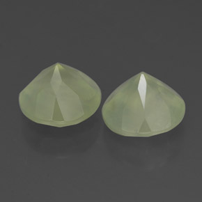 بريهنيت طبيعي بلون Pale Pear Green ، وزن ‎3.90‎ قيراط، شكل شفاف، مقاس ‎7.88‎ مم
