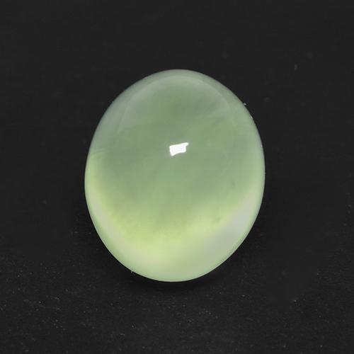 بريهنيت طبيعي بلون Pale Yellowish Green   ، وزن ‎2.08‎ قيراط، شكل بيضاوى، مقاس ‎8.6x7‎ مم