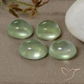 أحجار بريهنيت Very Light Green  طبيعية، بيضوي، شفاف، وزنها 5.20 قيراط