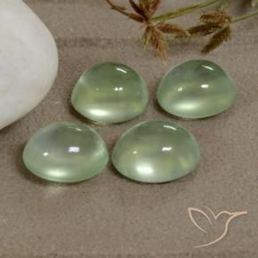 أحجار بريهنيت Very Light Green  طبيعية، بيضوي، شفاف، وزنها 5.20 قيراط