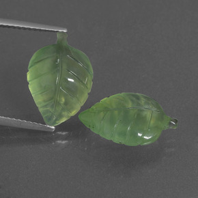 أحجار بريهنيت أخضر طبيعية، شكل خيالي، نصف شفاف، وزنها  قيراط