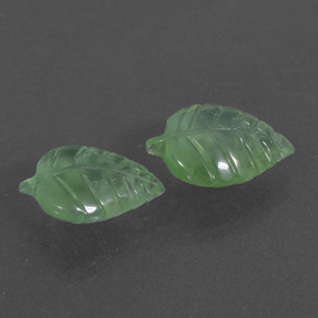 أحجار بريهنيت أخضر طبيعية، شكل خيالي، نصف شفاف، وزنها  قيراط