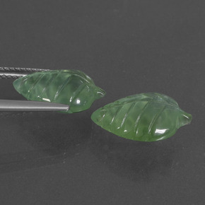 أحجار بريهنيت أخضر طبيعية، شكل خيالي، نصف شفاف، وزنها  قيراط