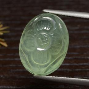 بريهنيت طبيعي بلون أخضر كمثرى، وزن ‎16.04‎ قيراط، شكل بيضاوى، مقاس ‎17.5x13.4‎ مم