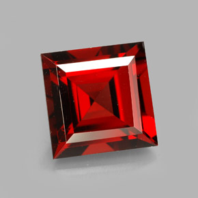 جارنيت بيروب طبيعي بلون أحمر، وزن ‎4.21‎ قيراط، شكل مربع، مقاس ‎9x9‎ مم