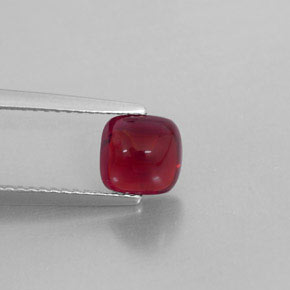 جارنيت بيروب طبيعي بلون أحمر، وزن ‎1.81‎ قيراط، شكل شفاف، مقاس ‎6.3x6.2‎ مم