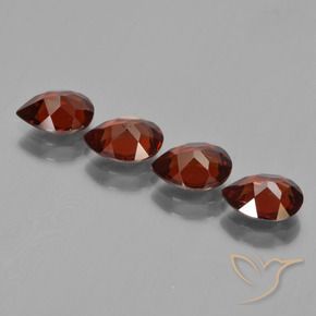 جارنيت بيروب طبيعي بلون أحمر عميق، وزن ‎3.31‎ قيراط، شكل شكل الكمثرى، مقاس ‎7.1x5.2‎ مم