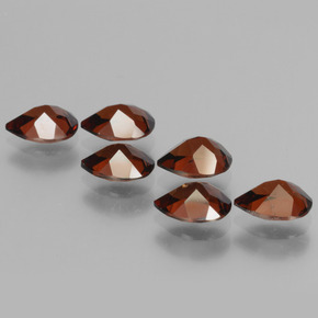 أحجار جارنيت بيروب أحمر لامع طبيعية، شكل الكمثرى، قليلا جدا، وزنها 5.67 قيراط