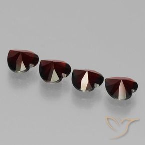 أحجار عقيق بيروب أحمر غامق طبيعية، شكل القلب، VVS-VS، وزنها 3.02 قيراط