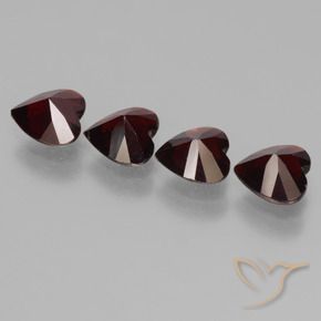 أحجار عقيق بيروب احمر غامق طبيعية، شكل القلب، VVS-VS، وزنها 2.98 قيراط