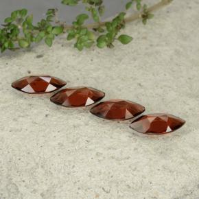 جارنيت بيروب طبيعي بلون أحمر عميق، وزن ‎4.30‎ قيراط، شكل ماركيز، مقاس ‎10.1x5.1‎ مم