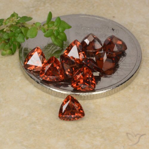 أحجار عقيق بيروب أحمر قرمزى طبيعية، مثلثى، قليلا جدا، وزنها 2.89 قيراط
