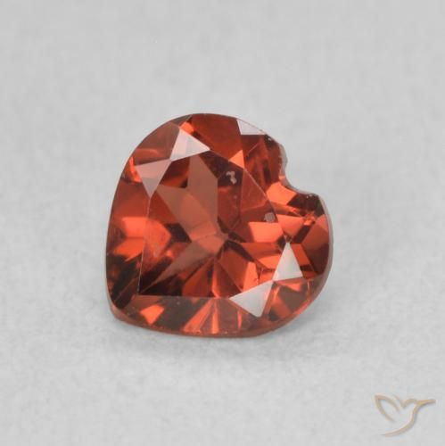 0.57ct طبيعي Medium Dark-Red عقيق بيروب, قلب, قليلا جدا