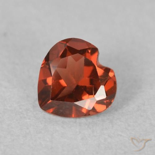 0.60ct طبيعي أحمر قرمزى غامق عقيق بيروب, قلب, VVS-VS