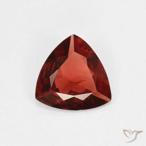 0.64ct طبيعي أحمر غامق عقيق بيروب, مثلثى, قليلا جدا