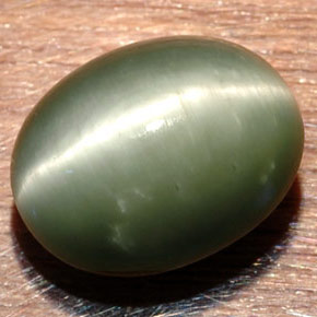 Quartz Cat's Eye طبيعي بلون أخضر، وزن ‎8.58‎ قيراط، شكل بيضاوى، مقاس ‎13.5x10.7‎ مم