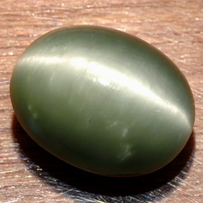 Quartz Cat's Eye طبيعي بلون أخضر، وزن ‎8.58‎ قيراط، شكل بيضاوى، مقاس ‎13.5x10.7‎ مم