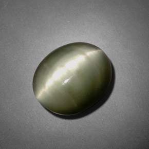 Quartz Cat's Eye طبيعي بلون أخضر، وزن ‎7.45‎ قيراط، شكل بيضاوى، مقاس ‎12.7x10.4‎ مم