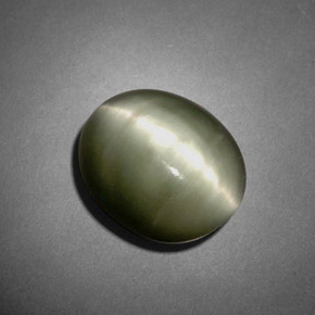Quartz Cat's Eye طبيعي بلون أخضر، وزن ‎7.45‎ قيراط، شكل بيضاوى، مقاس ‎12.7x10.4‎ مم