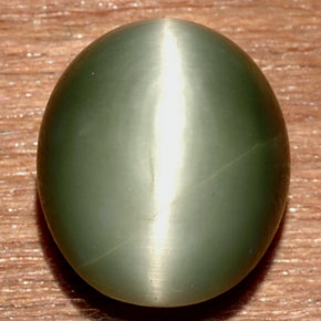 Quartz Cat's Eye طبيعي بلون أخضر، وزن ‎7.32‎ قيراط، شكل بيضاوى، مقاس ‎13x10.9‎ مم
