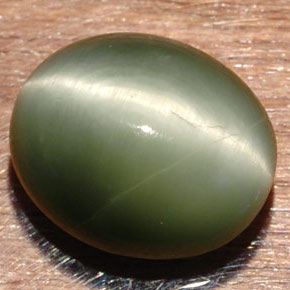 Quartz Cat's Eye طبيعي بلون أخضر، وزن ‎7.32‎ قيراط، شكل بيضاوى، مقاس ‎13x10.9‎ مم