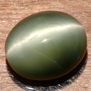Quartz Cat's Eye طبيعي بلون أخضر، وزن ‎7.32‎ قيراط، شكل بيضاوى، مقاس ‎13x10.9‎ مم