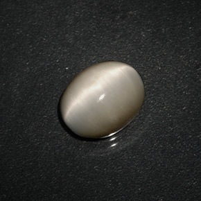 Quartz Cat's Eye طبيعي بلون كريمي، وزن ‎3.06‎ قيراط، شكل بيضاوى، مقاس ‎10x8‎ مم