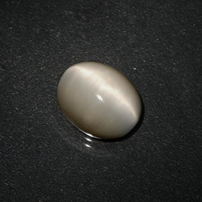 Quartz Cat's Eye طبيعي بلون كريمي، وزن ‎3.06‎ قيراط، شكل بيضاوى، مقاس ‎10x8‎ مم
