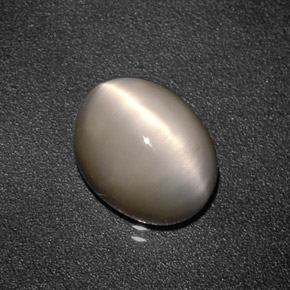 Quartz Cat's Eye طبيعي بلون كريمي، وزن ‎3.16‎ قيراط، شكل بيضاوى، مقاس ‎10x7.9‎ مم