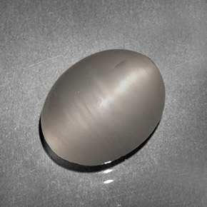 Quartz Cat's Eye طبيعي بلون دخاني، وزن ‎2.85‎ قيراط، شكل بيضاوى، مقاس ‎10.2x8‎ مم