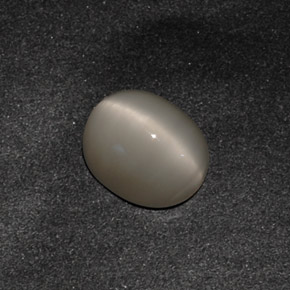 Quartz Cat's Eye طبيعي بلون دخاني، وزن ‎3.42‎ قيراط، شكل بيضاوى، مقاس ‎10.1x8.1‎ مم
