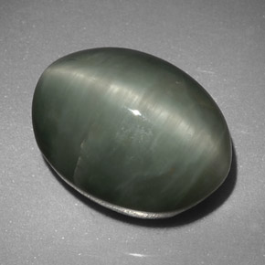 Quartz Cat's Eye طبيعي بلون أخضر، وزن ‎8.45‎ قيراط، شكل بيضاوى، مقاس ‎13.4x10.3‎ مم