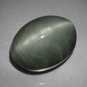 Quartz Cat's Eye طبيعي بلون أخضر، وزن ‎8.45‎ قيراط، شكل بيضاوى، مقاس ‎13.4x10.3‎ مم