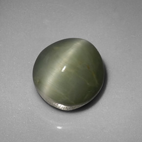 Quartz Cat's Eye طبيعي بلون أخضر، وزن ‎5.45‎ قيراط، شكل بيضاوى، مقاس ‎9.9x9.7‎ مم