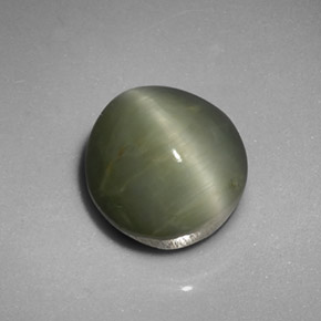 Quartz Cat's Eye طبيعي بلون أخضر، وزن ‎5.45‎ قيراط، شكل بيضاوى، مقاس ‎9.9x9.7‎ مم