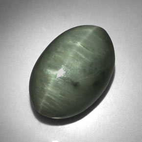 Quartz Cat's Eye طبيعي بلون أخضر، وزن ‎9.28‎ قيراط، شكل بيضاوى، مقاس ‎15.6x10.2‎ مم