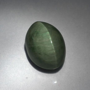 Quartz Cat's Eye طبيعي بلون أخضر، وزن ‎5.53‎ قيراط، شكل بيضاوى، مقاس ‎11.9x8.5‎ مم